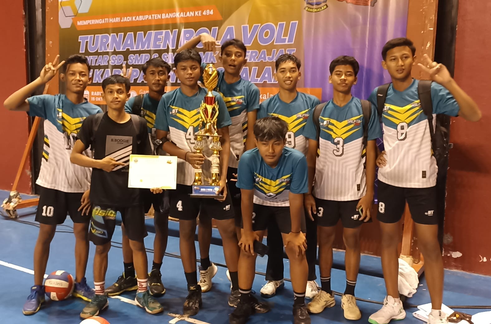 TIM VOLI SMEKTA JUARA 3 TURNAMEN BOLA VOLI PUTRA ANTAR SMK/SMK SE- KAB. BANGKALAN